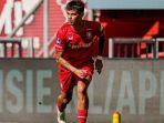 Mees-Hilgers-saat-memperkuat-FC-Twente-di-Liga-Belanda.jpg
