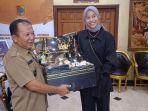 Megawati-Hangestri-Pertiwi-Bupati-Jember-Hendy-Siswanto.jpg