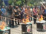 Menkeu Purbaya Musnahkan 235 Juta Batang Rokok Ilegal di Jawa Timur