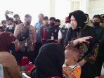 Mensos-Tri-Rismaharini-memberi-santunan-kepada-keluarga-korban-longsor-di-Tulungagung.jpg