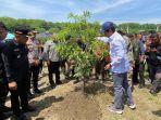Menteri-LH-Hanif-Faisol-Nurofiq-saat-penanaman-pohon-di-Desa-Nginden-Ponorogo.jpg
