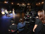 Mini-performance-theatre-ditampilkan-pada-peresmian-Petra-Theatre-Black-Box-Studio.jpg