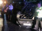 Mobil-Daihatsu-dengan-Toyota-Avanza-di-Jalan-Desa-Loderesan-Kecamatan-Kedungwaru.jpg