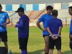 Momen-saat-para-pemain-Persela-menggelar-latihan-di-Stadion-Surajaya.jpg