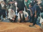 Bertemu Peternak Ayam di Ponggok Blitar, Cawapres Muhaimin Iskandar Ikut Panen Telur