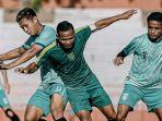 Oktafianus-Fernando-menjadi-kapten-saat-Persebaya-Surabaya-beruji-coba-melawan-Gresik-United.jpg