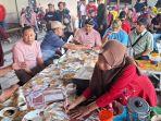 Ony-Antok-saat-ngopi-bareng-pedagang-di-Pasar-Karangjati.jpg