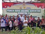PANEN-Ketua-DPRD-Kota-Surabaya-Adi-Sutarwijono-saat-panen.jpg
