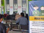PELAYANAN-ADMINDUK-Warga-sedang-mengurus-administrasi-kependudukan.jpg