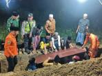PEMAKAMAN-Prosesi-pemakaman-Abdul-Fattah-18-yang-menjadi-salah-s.jpg