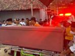 PEMULANGAN-JENAZAH-Suasana-saat-pemulangan-korban-runtu.jpg