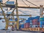 PENCAPAIAN-TERTINGGI-Suasana-kegiatan-bongkar-muat-kontainer-di-de.jpg