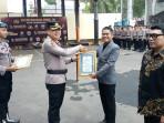 PENGHARGAAN-Kapolres-Tulungagung-AKBP-Muhammad-Taat-Resdi-menye.jpg