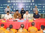 PENJAHAT-DITANGKAP-Satreskrim-Polres-Gresik-saat-menggelar-press.jpg
