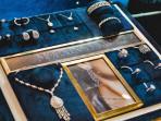 PERHIASAN-ADELLE-JEWELLERY-Model-mengenakan-koleksi-perhiasan-morn.jpg