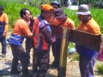 PT-KAI-Daop-7-Madiun-menutup-perlintasan-sebidang-liar-di-wilayah-Garum-Blitar-Jatim.jpg