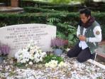 PW-GP-Ansor-Jatim-Ziarah-ke-Makam-Leluhur-Presiden-Prabowo-di-Belanda.jpg
