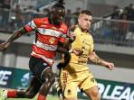 Pamekasan-Jumat-24102025-Laga-berakhir-0-1-untuk-Persija.jpg
