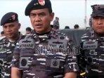 Panglima-Koarmada-II-Laksda-TNI-TSNB-Hutabarat-pesawat.jpg