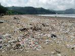 Pantai-Gemah-Tulungagung-jadi-lautan-sampah.jpg