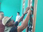 Pantarlih-menempelkan-stiker-di-salah-satu-rumah-warga-setelah-melakukan-coklit.jpg