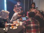 Para-pelamar-kerja-di-Surabaya-diinterview-oleh-pihak-perusahaan.jpg