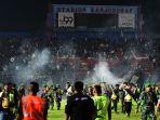 Para-suporter-Arema-FC-Aremania-turun-ke-lapangan-Stadion-Kanjuruhan.jpg