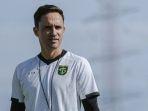 Paul-Munster-saat-di-sesi-latihan-Persebaya-Surabaya-dd.jpg