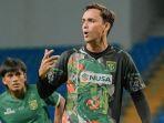 Paul-Munster-saat-memberikan-instruksi-pada-pemain-Persebaya-Surabaya-sss.jpg