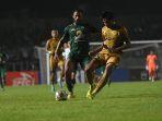 Paulo-Victor-kiri-saat-membela-Persebaya-vs-Dewa-United-di-Liga-1.jpg