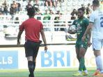 Paulo-Victor-saat-hendak-mengeksekusi-penalti-di-laga-Persebaya-Surabaya-vs-Persib-Bandung.jpg