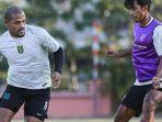 Paulo-Victor-saat-melakoni-latihan-bersama-Persebaya-Surabaya-sss.jpg