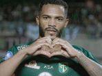 Paulo-Victor-saat-melakukan-selebrasi-gol-di-laga-Persebaya-vs-Dewa-United.jpg