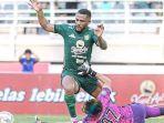 Paulo-Victor-saat-memperkuat-Persebaya-Surabaya-di-Liga-1-20232024-sss.jpg
