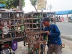 Pedagang-burung-di-depan-Klenteng-Kwan-Sing-Bio-Tuban-Jatim.jpg