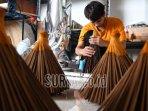 Pekerja-menata-dupa-di-rumah-produksi-Dupalo.jpg