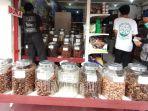 Pelanggan-memperhatikan-berbagai-macam-kurma-dua.jpg