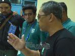 Pelatih-Persebaya-Aji-Santoso-saat-memberikan-instruksi.jpg