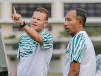 Pelatih-Persebaya-Josep-Gombau-kiri-dan-Uston-Nawawi-persiapkan-tim.jpg