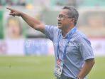 Pelatih-Persebaya-Surabaya-Aji-Santoso-saat-laga-melawan-Barito-Putera-di-S.jpg