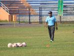 Pelatih-Persela-Lamongan-Fakhri-Husaini-saat-memimpin-latihan.jpg