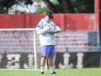 Pelatih-Persik-Kediri-Marcelo-Rospide-memimpin-latihan-Macan-Putih.jpg