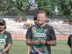 Pelatih-baru-Persebaya-Josep-Gombau-saat-menyapa-pemain-Persebaya.jpg