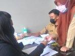 Pelayanan-administrasi-oleh-pegawai-Dispendukcapil.jpg
