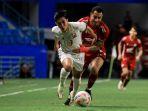 Pemain-Madura-United-kaus-putih-berduel-pemain-PSM-Makassar-di-Stadion-Batakan.jpg