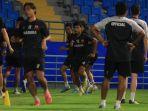Pemain-Madura-United-menjalani-ofisial-trainingakan-Jumat-18102024.jpg