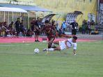 Pemain-PSM-Makassar-dan-Persik-Kediri-berebut-bola.jpg