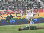 Pemain-Persebaya-Surabaya-Bruno-Moreira-bawah-berbaring.jpg