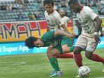 Pemain-Persebaya-Surabaya-M-Iqbal-tengah-diapit-pemain-Bali-United.jpg