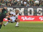 Pemain-Persebaya-Surabaya-Mohammad-Rashid-kiri.jpg